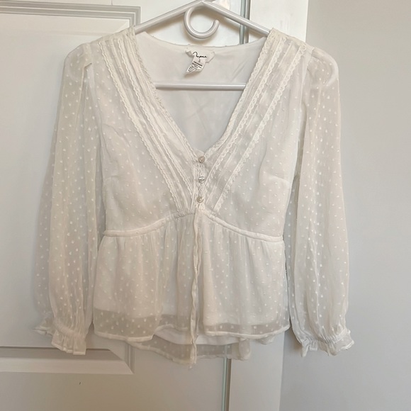 White blouse - Picture 1 of 2